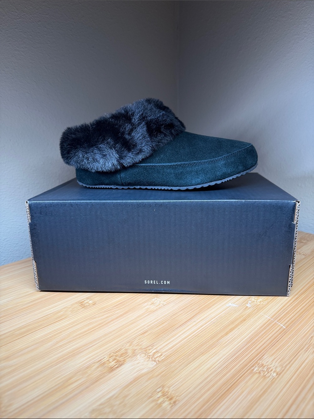 NiB SOREL Go Coffee Run Faux Fur Lined Suede Slippers Black Sea Salt Women’s 7